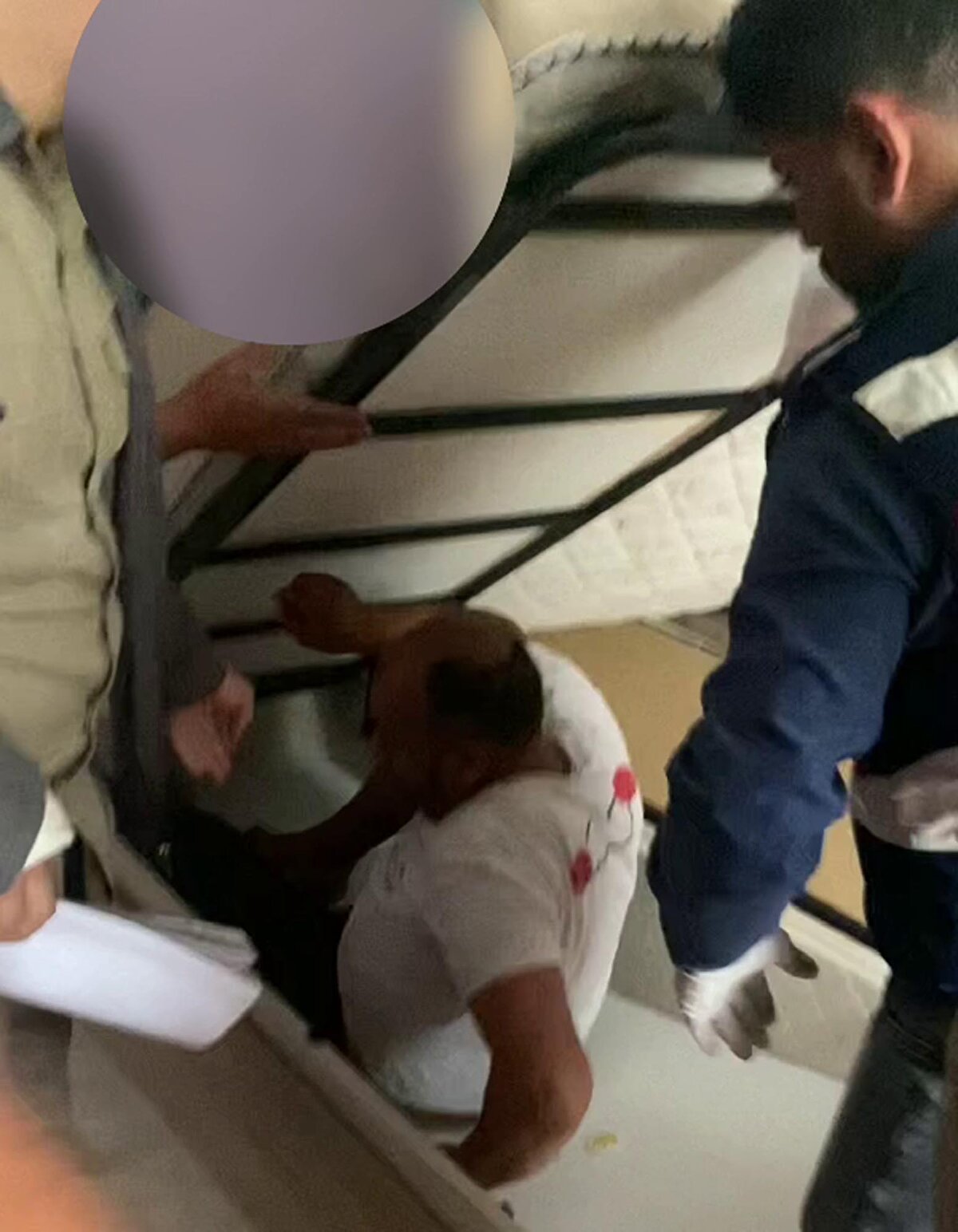 Bu arada jandarma ekipleri Demir'in evinin bahçesinde bulunan motosikletin 2018'de çalındığını belirleyerek, sahibine teslim etti. (