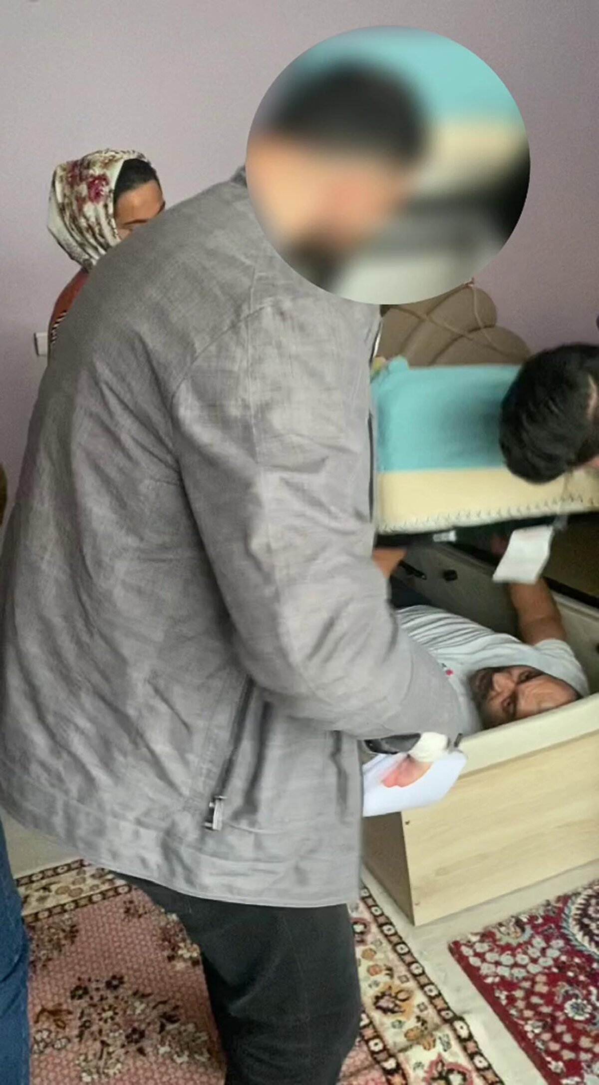 Iğdır İl Jandarma Komutanlığı, Jandarma Suç Araştırma Timi (JASAT), bir çocuğu kasten öldürmek ve 38 ayrı suçtan arama kaydı bulunan Sabri Demir'in Aralık ilçesine bağlı Hasanhan köyünde yaşadığını belirleyerek, kaldığı eve baskın yaptı.