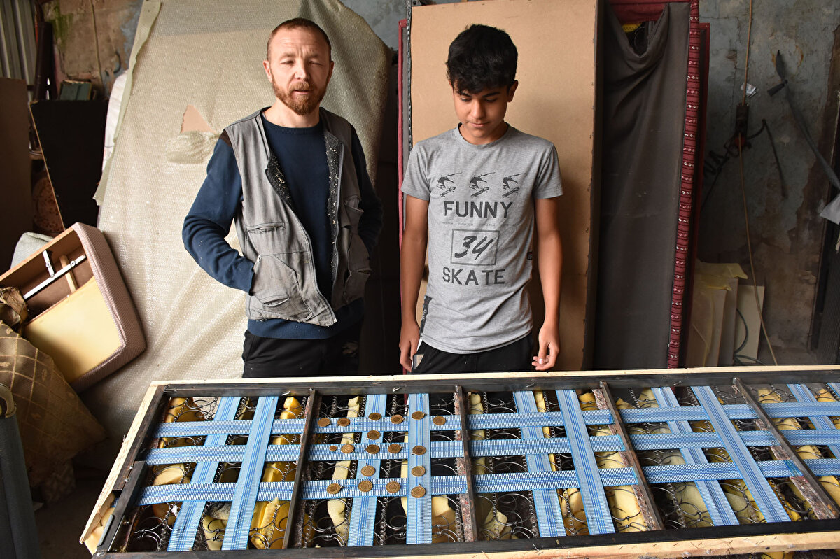 Kent merkezinde oturan ve isminin açıklanmasını istemeyen kişi, eskiyen kanepelerinin tamiri için Sercan Sevenk ile görüştü. 15 yıllık koltuk tamircisi Sevenk, işçisiyle verilen adrese giderek, kanepeleri aldıktan sonra iş yerine getirdi.