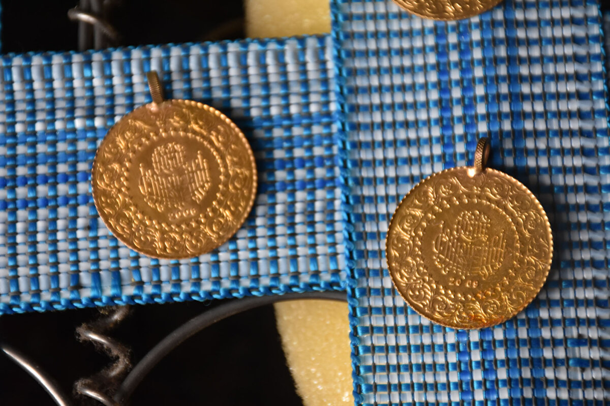 İşçisiyle kanepeyi söken Sevenk, döşemenin altında 2 kutu buldu. Kutuları açtığında 17 cumhuriyet altını ile 1 çeyrek altını gören Sevenk, kanepenin sahibini arayarak iş yerine çağırdı. Değeri 110 bin TL olan altınlar, sahibine teslim etti.