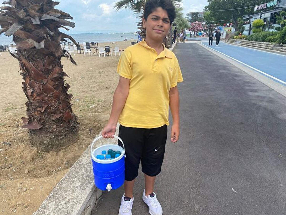 Şu ana kadar su ve limonata satışından elde ettiği 6 bin lirayı bağışladığını belirten Alperen, "Günlük, bütün kazandıklarımı Mehmetçik Vakfı’na bağışlayarak yardım ediyorum" dedi.<br>