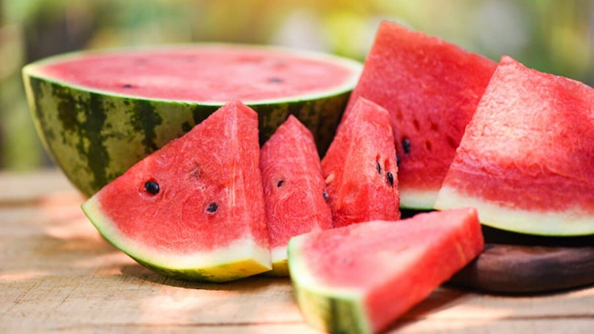 ANA ÖĞÜN DEĞİL, ARA ÖĞÜN OLSUN<br><br><br>Karpuz yapısında işlenmemiş, doğal şeker içeriyor. Büyük bir bölümü sudan oluşsa da, 100 gramında yaklaşık 7gr karbonhidrat mevcut. İçeriğindeki karbonhidrat nedeniyle glisemik indeksi, yani kan şekerini yükseltme hızı yüksek olduğu için ideal porsiyon miktarı aşıldığında özellikle diyabet hastalarının sağlığını tehdit edebiliyor. Fazla tüketimi içerdiği karbonhidrat nedeniyle göbek çevresinde ve karaciğerde yağlanmaya da neden olabiliyor. Yine içeriğindeki fodmap nedeniyle sindirim sistemi de etkilendiği için şişkinlik ve gaz gibi problemler de gelişebiliyor. Beslenme ve Diyet Uzmanı Ezgi Hazal Çelik, “Porsiyon miktarının artması nedeniyle karpuzu ana öğün olarak değil, ara öğün olarak tüketmeye özen gösterin” diyor.  