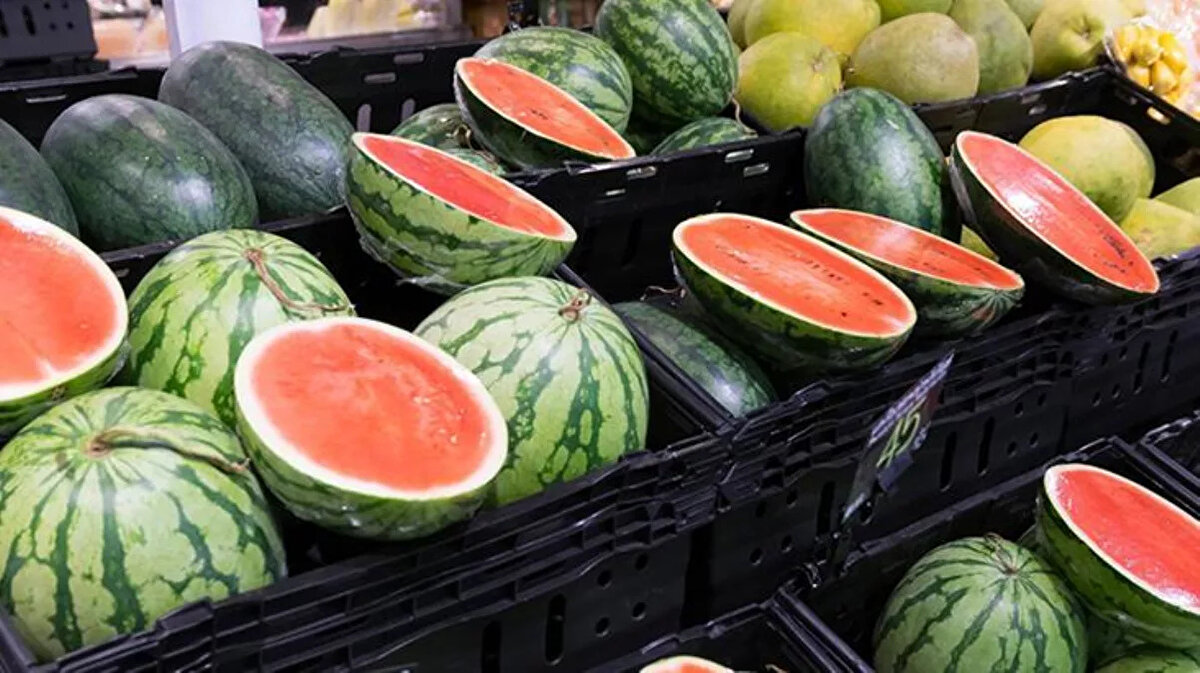 KESMEDEN ÖNCE BUZDOLABINA KOYMAYIN<br><br> <br>Karpuzu oda sıcaklığında bütün halinde tutmanız içeriğindeki antioksidan miktarının artmasına fayda sağlıyor. Bu nedenle karpuzu kesme zamanı gelmeden buzdolabına koymayın. Kestikten sonra üzeri kapalı bir şekilde buzdolabında 3-4 gün muhafaza edebilirsiniz. Bozulmaması için bitiremediğiniz karpuzları ezerek posa haline getirdikten sonra dondurup, limonata tariflerinde değerlendirebilirsiniz.