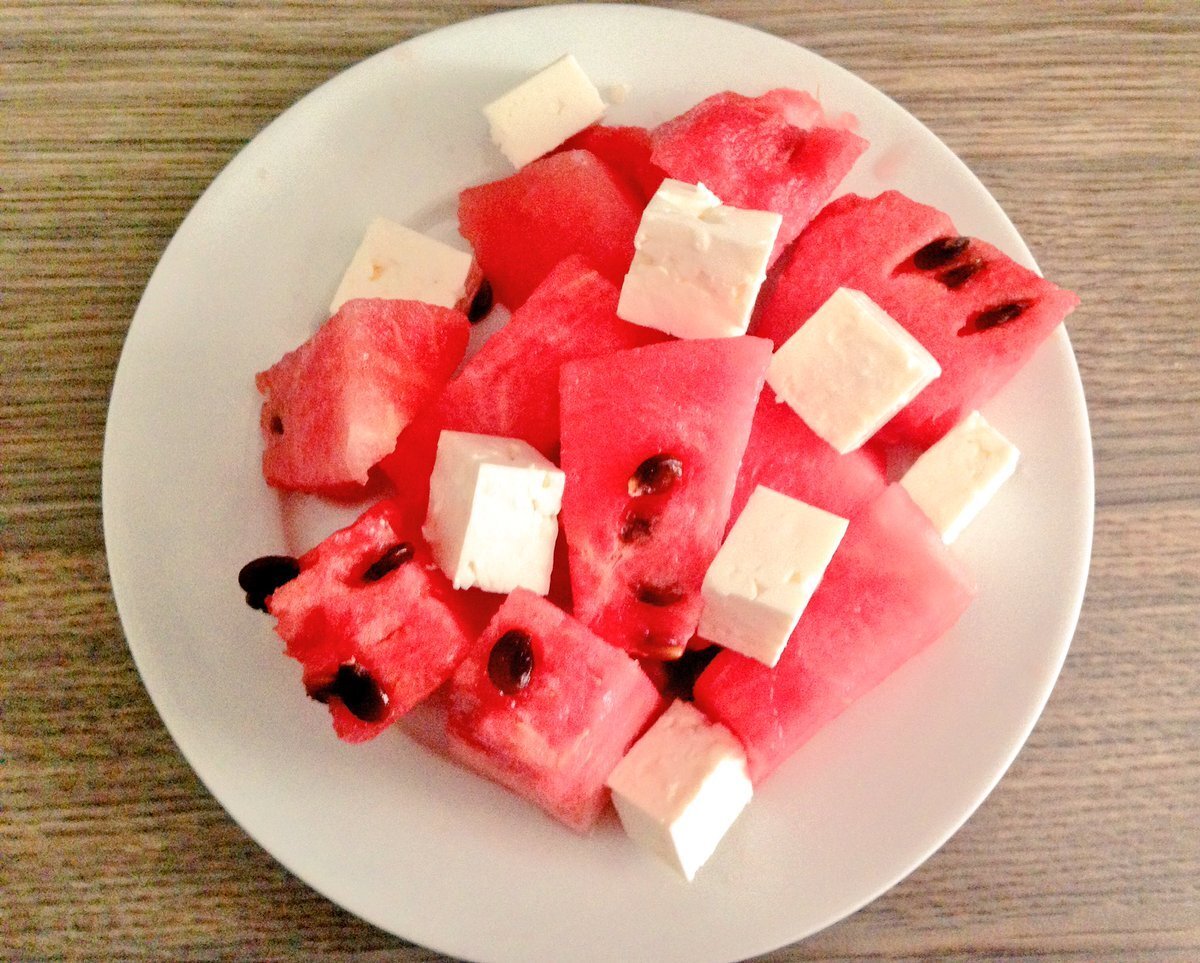 KARPUZ PEYNİR İKİLİSİNE DİKKAT<br><br>Karpuz denildiğinde hemen hepimizin aklında ilk olarak ‘peynir’ geliyor. Zira karpuz-peynir yaz aylarında ara öğünlerin vazgeçilmez ikilisini oluşturuyor. Uzun süreli tokluk sağlamayan karpuzun yanında iyi bir protein kaynağı olan peynir tüketmeniz kan şekerini dengeleyerek doygunluk, dolayısıyla porsiyon kontrolü sağladığı için aynı zamanda da faydalı. Ancak dikkat! Beslenme ve Diyet Uzmanı Ezgi Hazal Çelik, “Günlük tuz tüketiminin artmaması için ara öğünde bir porsiyon az tuzlu peynirle bir porsiyon (yaklaşık 200 gram) karpuz miktarını aşmayın” uyarısında bulunuyor. 