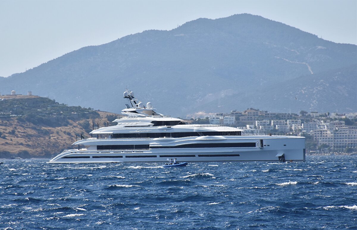 Öte yandan Rus iş insanı Roman Abramoviç'in "My Solaris" isimli yatı, 21 Mart'ta Bodrum'a gelmişti. 139 metre boyunda, 26 metre genişliğindeki yat, bir süre Bodrum Gemi Yanaşma İskelesi'nde bağlı durduktan sonra geçtiği Yalıkavak açıklarında demirli duruyor.<br><br>