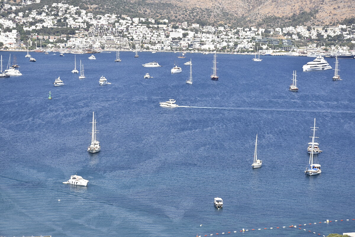 Özellikle COVID-19 salgınının etkisinin azalıp normalleşme süreciyle ivme kazanan deniz turizminde, mega yatlar da boy gösteriyor.<br><br>Büyük gezinti gemilerinin de rotasını çevirdiği ilçede, lüks motor yatlardan bazıları, uzunluğu ve gösterişli duruşlarıyla dikkati çekiyor.