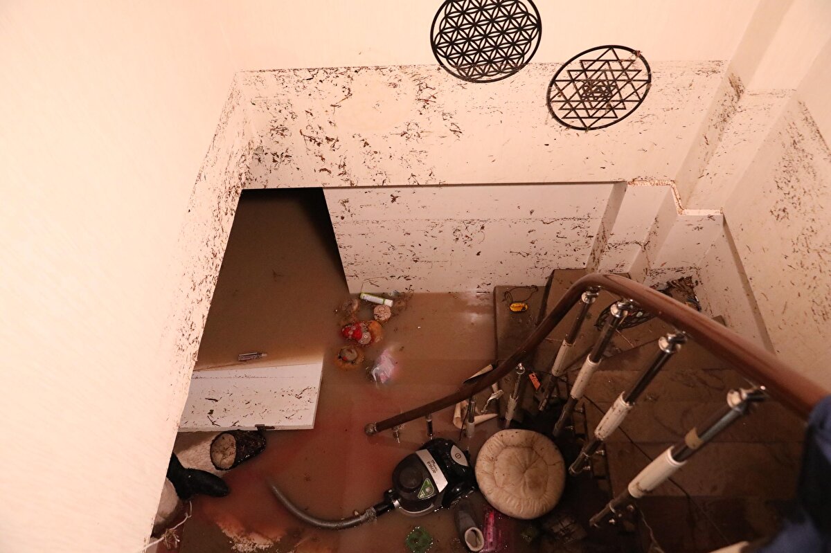 "11 HAZİRAN'DA HAYATINI KAYBEDEN KİŞİYLE AKRABA"<br>Keçiören Belediye Başkanı Turgut Altınok hayatını kaybeden kişinin 11 Haziran'da yaşanan selde Altındağ ilçesinde hayatını kaybeden kişiyle akraba olduğunu anlattı.<br><br>Ankara'da bir can kaybı ise son anda önlendi. Yenimahalle'de sel sularının bastığı zemin katta yaşlı adam mahsur kaldı. Yaşlı adam çevrede bulunan vatandaşlar camı kırarak kurtardı.<br><br>