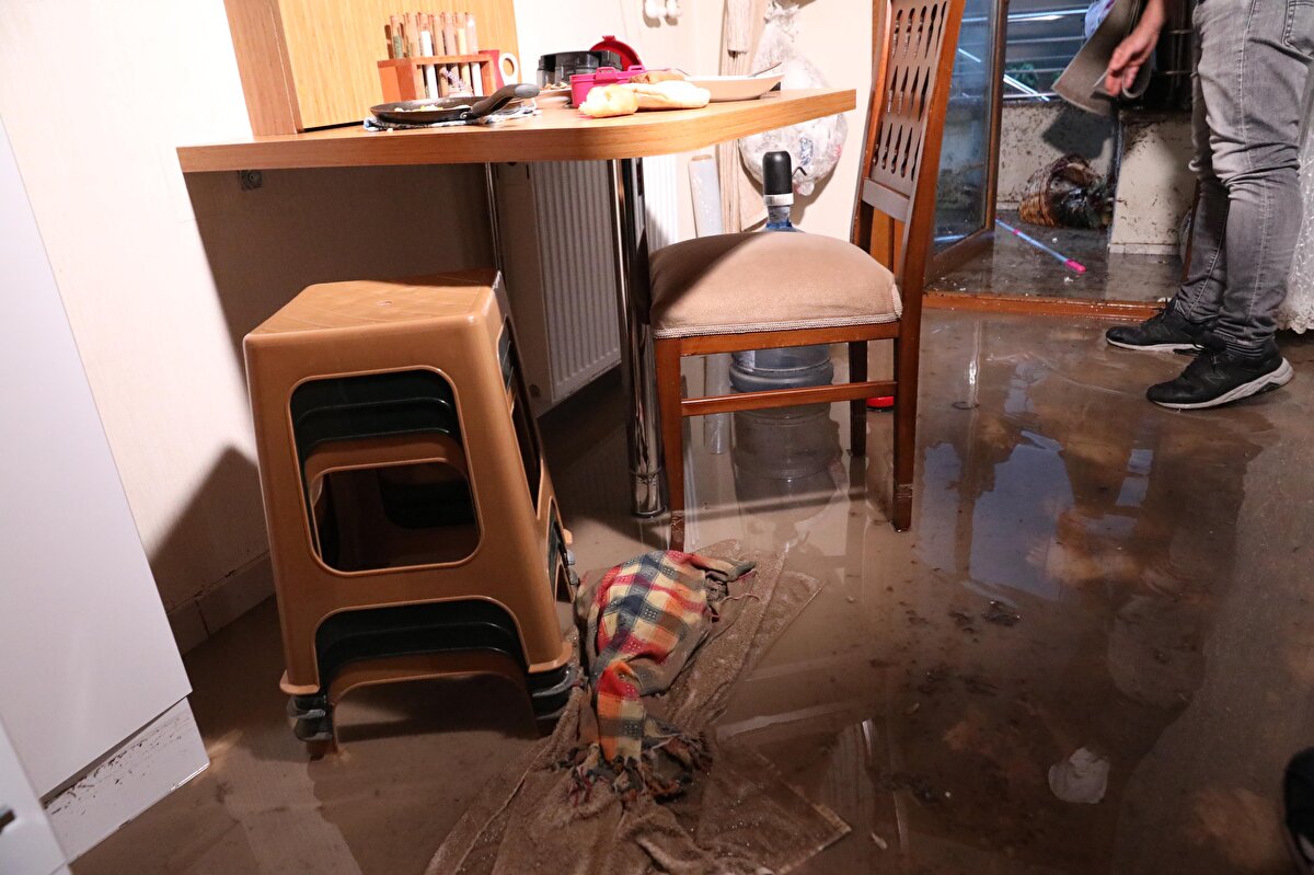 Uzun bir çalışmanın ardından balık adamlar genç kadına ulaştı. Ancak tüm müdahalelere rağmen 21 yaşındaki Busenur Doğanay kurtarılamadı.<br>Busenur Doğanay'ın hayatını kaybettiğini öğrenen yakınları sinir krizi geçirdi. Baygınlık geçiren yakınlarına bölgede bulunan sağlık ekipleri müdaha etti.<br><br>