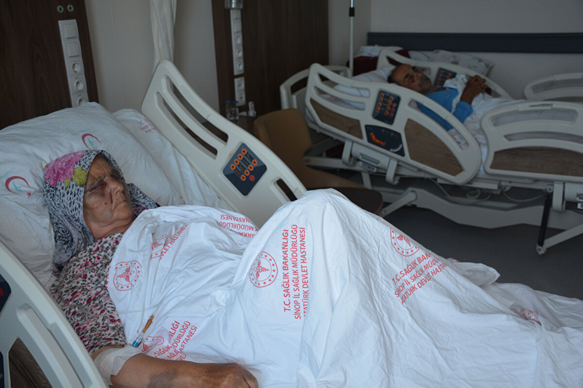 'ÇOK DARBE YEDİK'<br><br>Oğlunun sarhoş olduğunu belirten Fatma Bozel, "Akşam namazını kıldım, evin yanına geldi. Arabasına tamirat yapacaktı. 'Araban iyi oldu mu?' dedim. 'Parçalarını aldım, para yetmedi' dedi. Fakat sarhoştu. Hiçbir şey demeye gerek kalmadı. Tabağı yere vurdu. Sonra da kalktığı gibi bizi bu hale getirdi. Hiç bizi dinlemedi. Vücudumda kırıklarım var, bizi kapıya attı. Bir eşime vurdu, bir bana vurdu. Evin önünde çok darbe yedik" dedi.