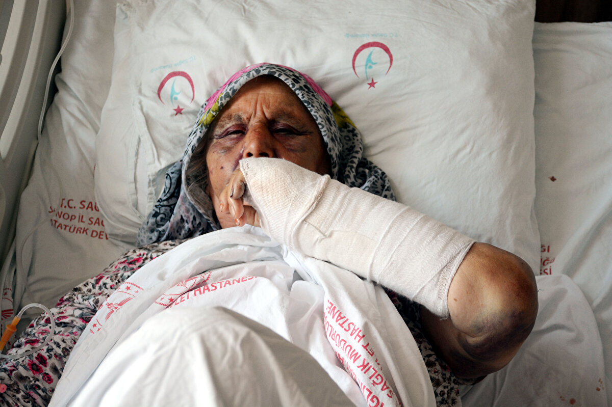 'BUNU YAPAN DOĞURDUĞUM EVLAT'<br>Oğlunun uzun süre kendilerine vurduğunu ifade eden Fatma Bozel, "Zaten beyin felci geçirdim. Koltuk değnekleri ile yürüyorum. Koltuk değneklerini üstümüzde parçaladı. Koltuk değneğinin parçası bir ara düştü. O ara aldım, savurdum. Başına geldi sanırım. Acır mıyım? Acımam. Koltuk değnekleri ile vurunca sonra gitti, odun motorunu çalıştırmaya çalıştı. Fakat çalışmadı. Bunu yapan doğurduğum evlat. O sarhoş. İşi, gücü para. Madde bağımlılığı vardı ama bırakıyordu. 'Arabanın parçaları için para lazım' dedi. Biz de 'Yok' deyince üstümüze barut gibi parladı" diye konuştu.