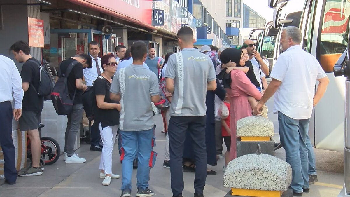 Yolcu ve sefer sayılarının azaldığını belirten Özcan, şu şekilde konuştu:<br><br>"Yolcu maliyetleri yüksek olduğu için, mazot fiyatlarından dolayı fiyatı yükselttik. Mazottaki KDV'yi indirmemiz lazım. İstanbul'dan hızlı tren Ankara'ya, Konya'ya kadar gidiyor. Eskiden Eskişehir Ankara otobüsleri 15 dakikada bir çalışırdı ama şimdi kalkmıyor. Bugün biz fiyatları azaltmazsak, yolcunun maliyetini indirmezsek bu kapasiteyle çalışma şansımız yok."