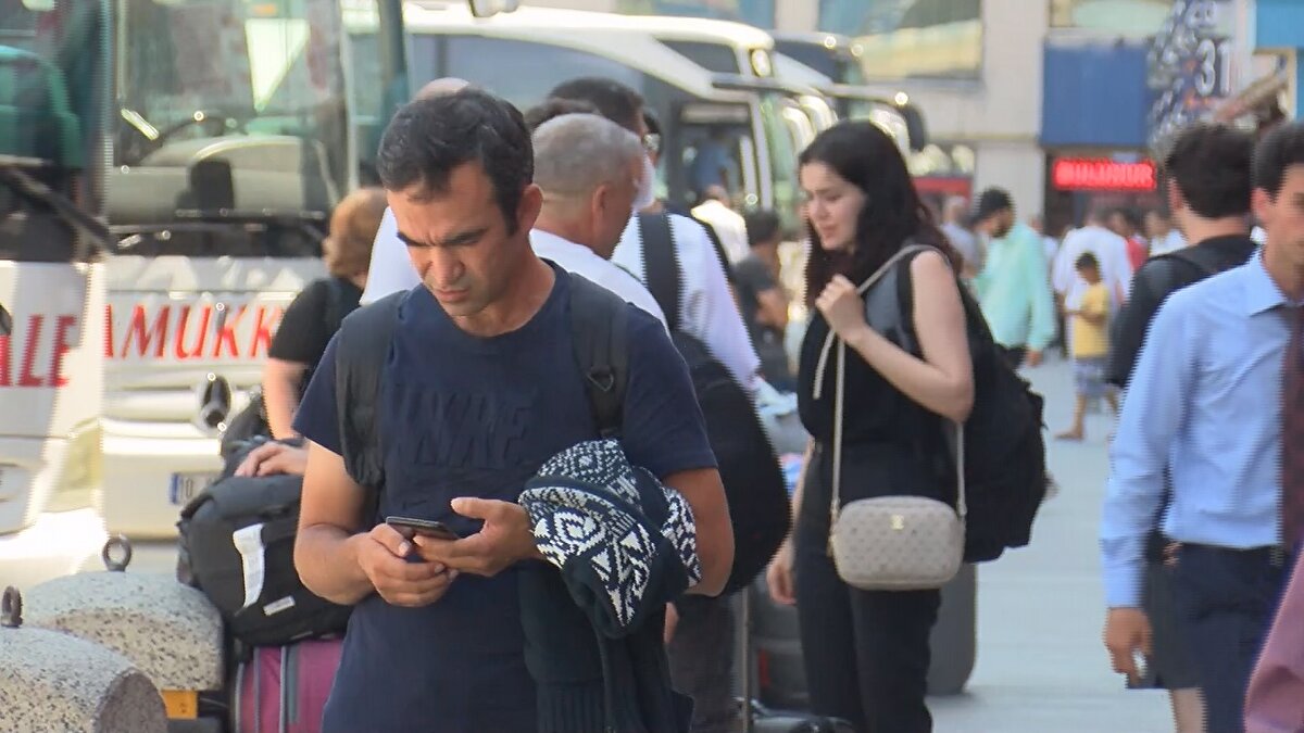 Otobüs şoförleri seferlerin dolu olduğunu söylerken, yolcular da özel araçlarıyla gitmenin maliyetinin otobüsten daha pahalı olduğunu vurguladı.<br><br>Ana servislerde yer kalmadığını söyleyen Özcan, "İlave seferler başladı. 1 Temmuz'dan 18 Temmuz'a kadar ilave sefer yapabiliyoruz. Ek seferler açtık ancak giden otobüs boş geliyor. Biz eskiden 300 liraya yolcu taşıdığımız zaman o yolcudan para kazanıyorduk. Artık senede 5-6 sefer giden aile bir sefer gitmeye başladı" diye konuştu.<br><br>