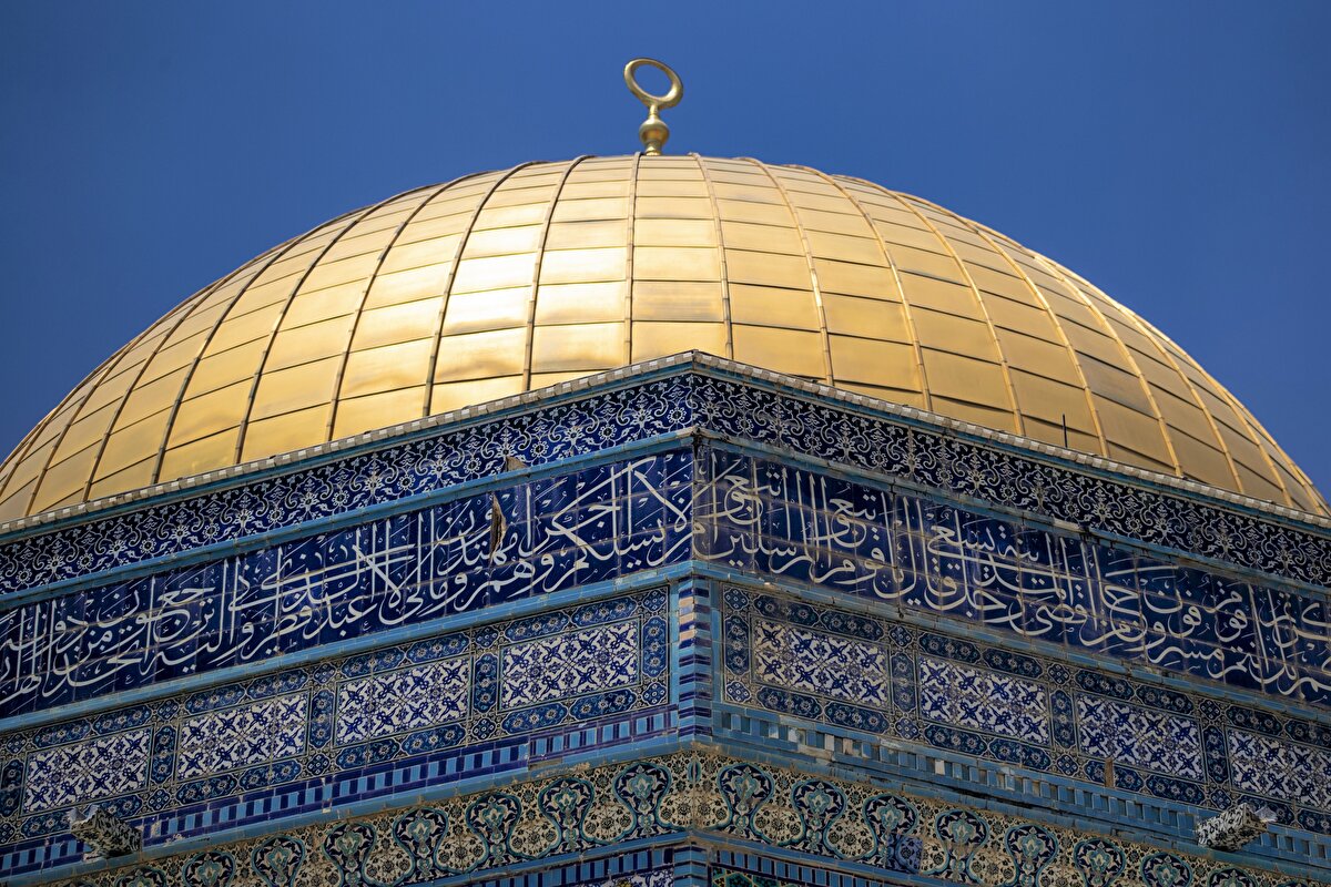 Emevî halifesi Abdülmelik bin Mervân tarafından inşa ettirilen bu kubbenin yapımı 691 yılında tamamlandı. İslâm mimarisinde günümüze kadar ulaşan en eski ve en güzel örneklerden biri olan Kubbetu's-Sahra, Hz. Peygamber'in Miraç'a yükseldiğine inanılan Muallak Taşı'nın üzerine inşa edildi.