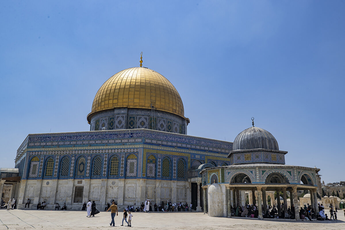 Kubbe, Mescid-i Aksâ avlusunun tam ortasında, Burak (Ağlama) Duvarı’nın yanı başında, zeminden 4 metre yüksekte bulunuyor.