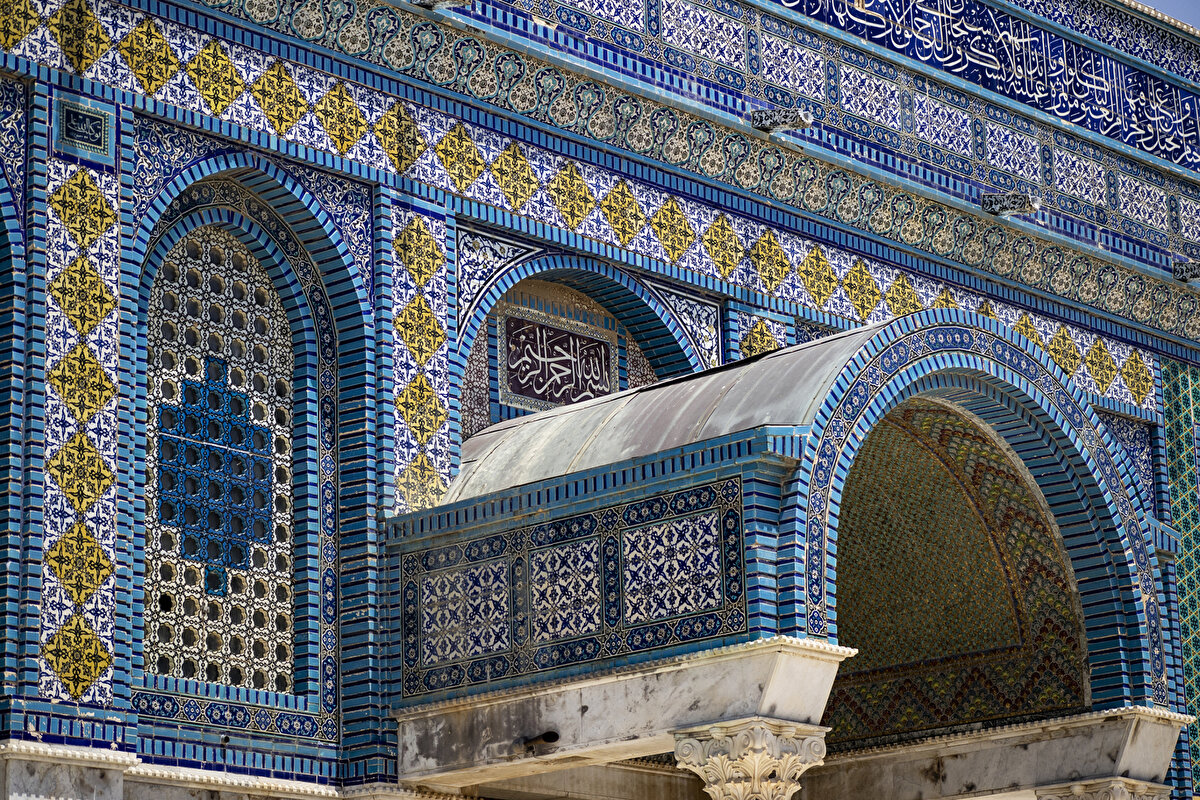İçi ve dışı değişik tekniklerle zengin bir biçimde bezenmiş yapı, görkemli mimarisiyle göz alıyor.