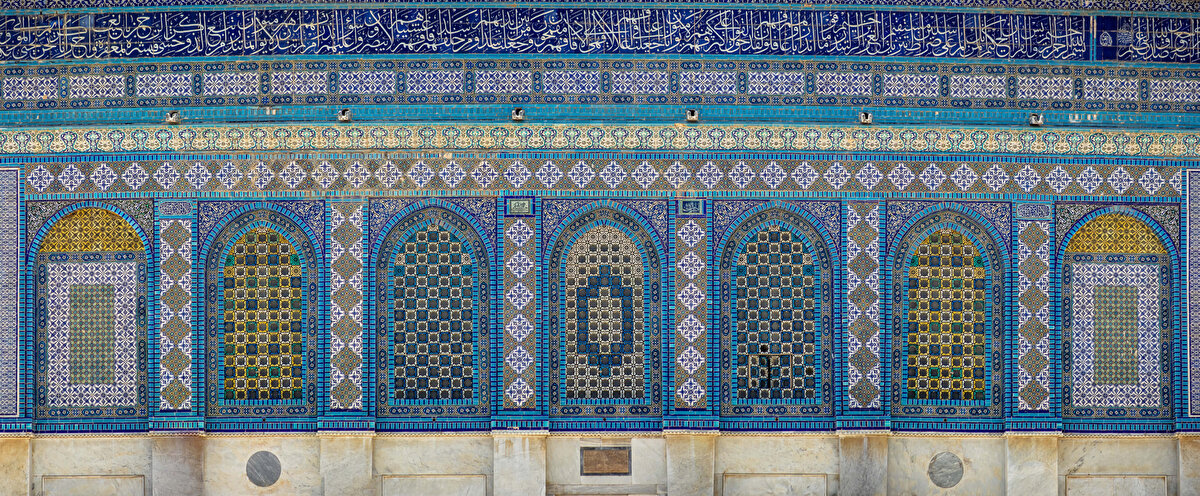 Dışta, renkli taş ve mozaik süslemenin yanında özellikle Kanûnî Sultan Süleyman’ın imarından sonra eklenen Türk çinileri dikkati çekiyor.