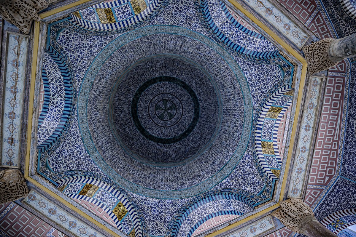 İç mekânda kullanılan pembe taş, cam ve sedef mozaiklerde altın yaldızlı zemin üzerine mavi ve yeşilin hâkim olduğu yirmi beş çeşit renk bulunuyor.