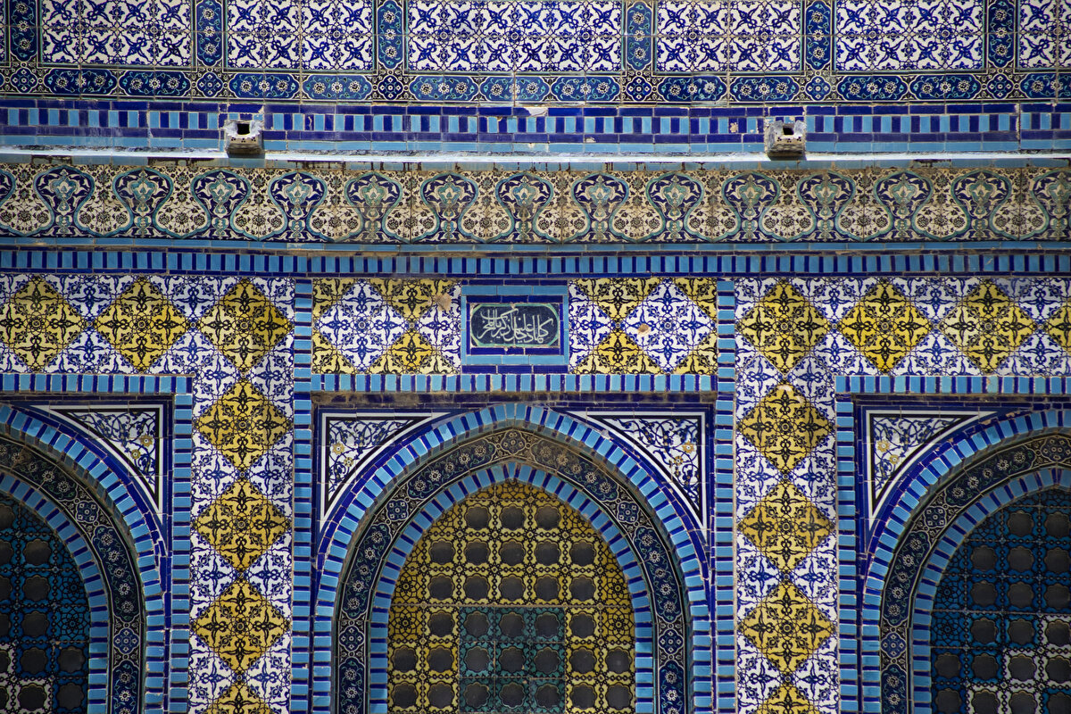 Kubbenin bulunduğu alana sekiz farklı kemerden geçilerek ulaşılabiliyor.