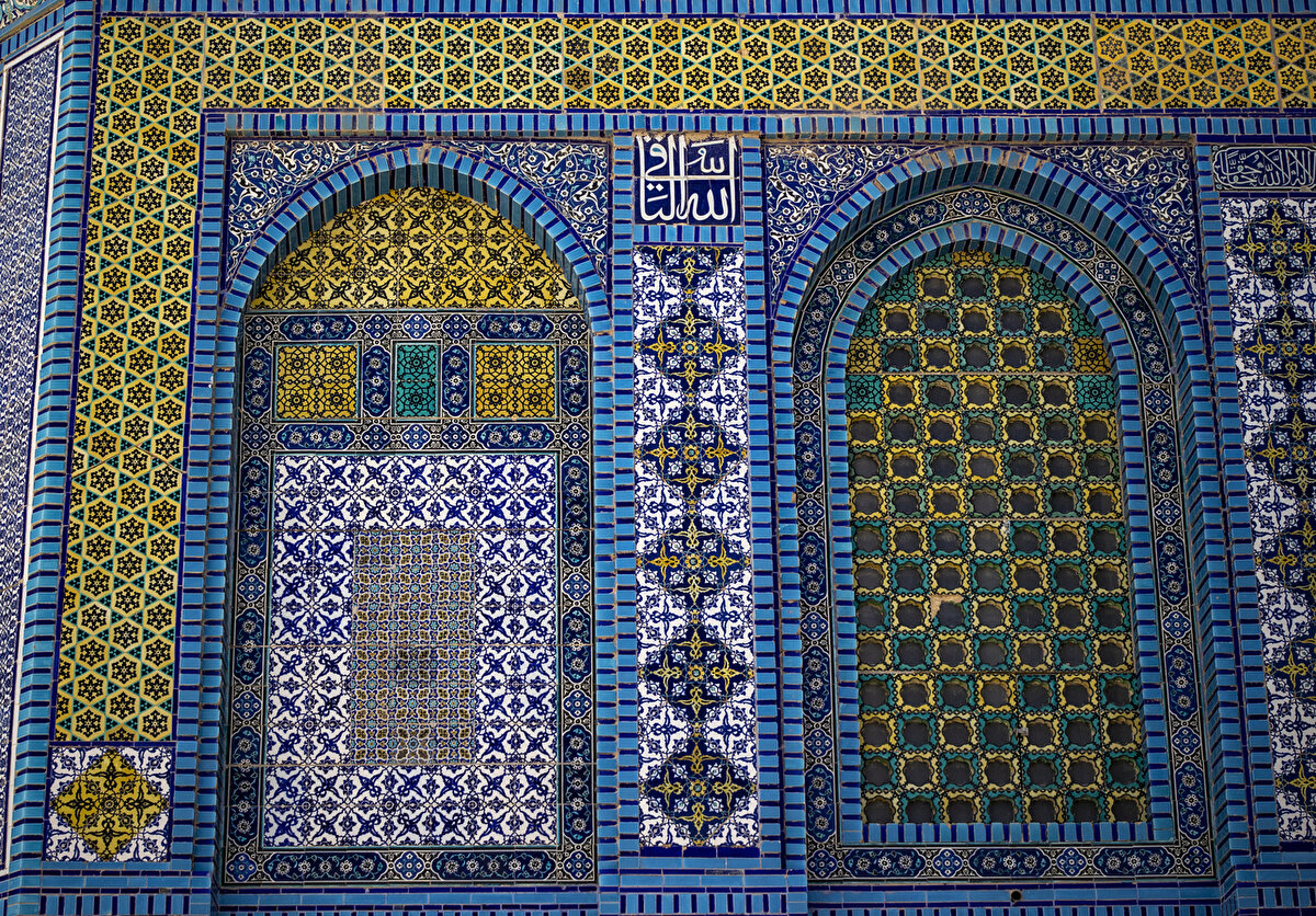 Dekorda yer yer Bizans ve Sasanî etkisi gösteren zeytin, hurma ve badem ağaçları, bambu demetleriyle akant ve asma yaprakları, bereket boynuzları, vazo, sepet, çiçek, kozalak, meyve ve mücevher kompozisyonları göze çarpıyor.