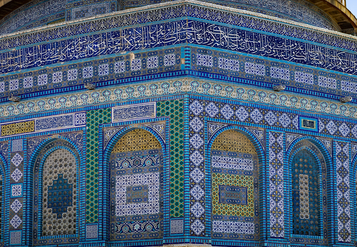 Orta sekizgenin dış frizinde mozaik kufî hatla yazılmış yazı kuşağında besmele, kelime-i tevhid, Ahzab suresinin 56. ayeti, İsra suresinin 111. ayeti, İhlas suresi ve binanın yapımıyla ilgili kitabe; iç frizinde ise Hz. İsa’ya salat, teslisi ve Al-i İmran suresinin 18-19, 51. ve Ahzab suresinin 56. ayetleriyle Nisâ suresinin 171-172. ayetleri yer alıyor.