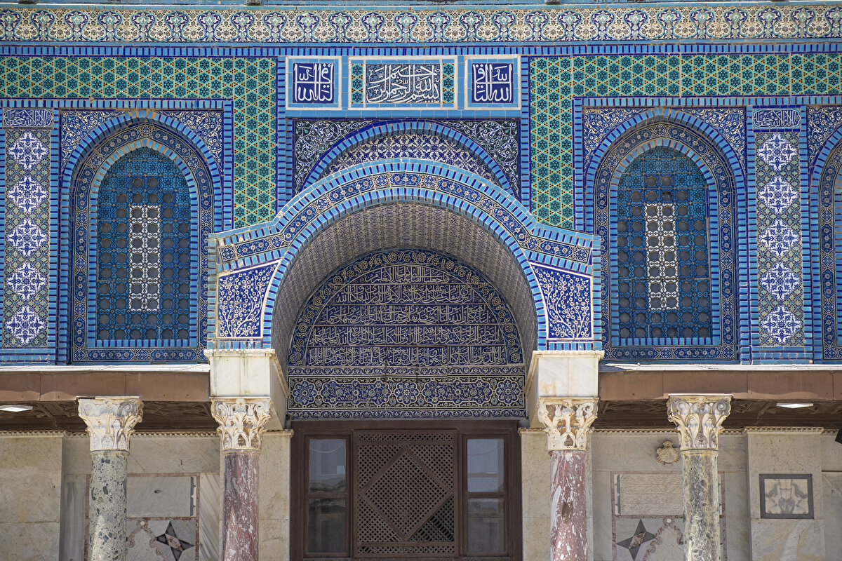 Kemerlerin orta noktasına inşa edilen Kubbetu's-Sahra'nın üzerinde, kubbe ile sekizgen yapının arasında, üstünde İsra suresinden ayetlerin yazılı olduğu, çinilerle süslenmiş bir boyunluk bulunuyor.