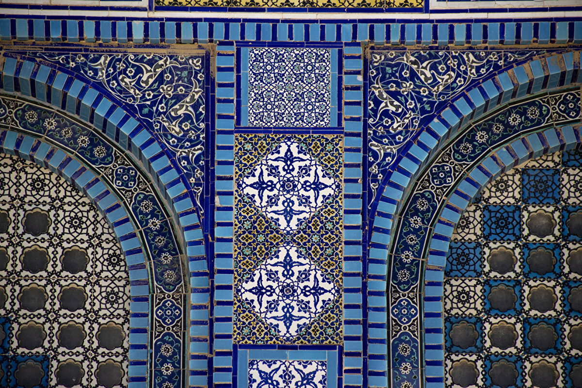 Abbâsîler ve Fatımîler döneminde Kubbetu's Sahra'ya çok sayıda restorasyona uğradı. 1099 yılında Haçlılar Kudüs'ü işgal edince, Kubbetu's-Sahra'yı kiliseye çevirdiler ve adını “Templum Domini' yani “Rabbin Mabedi' şeklinde değiştirdiler.