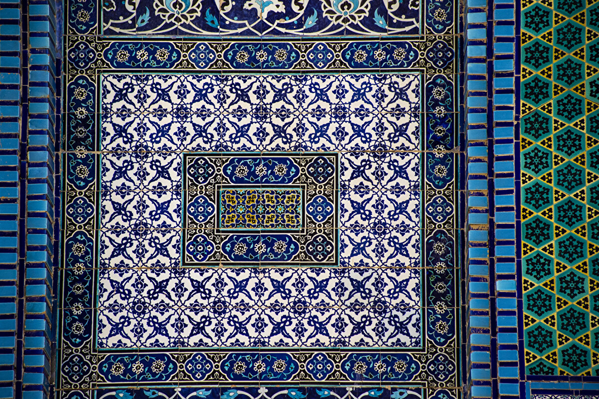 Muallak Taşı'nın etrafına, insanların ondan bir parça koparmak istemelerini önlemek amacıyla geniş bir duvar yaptılar.