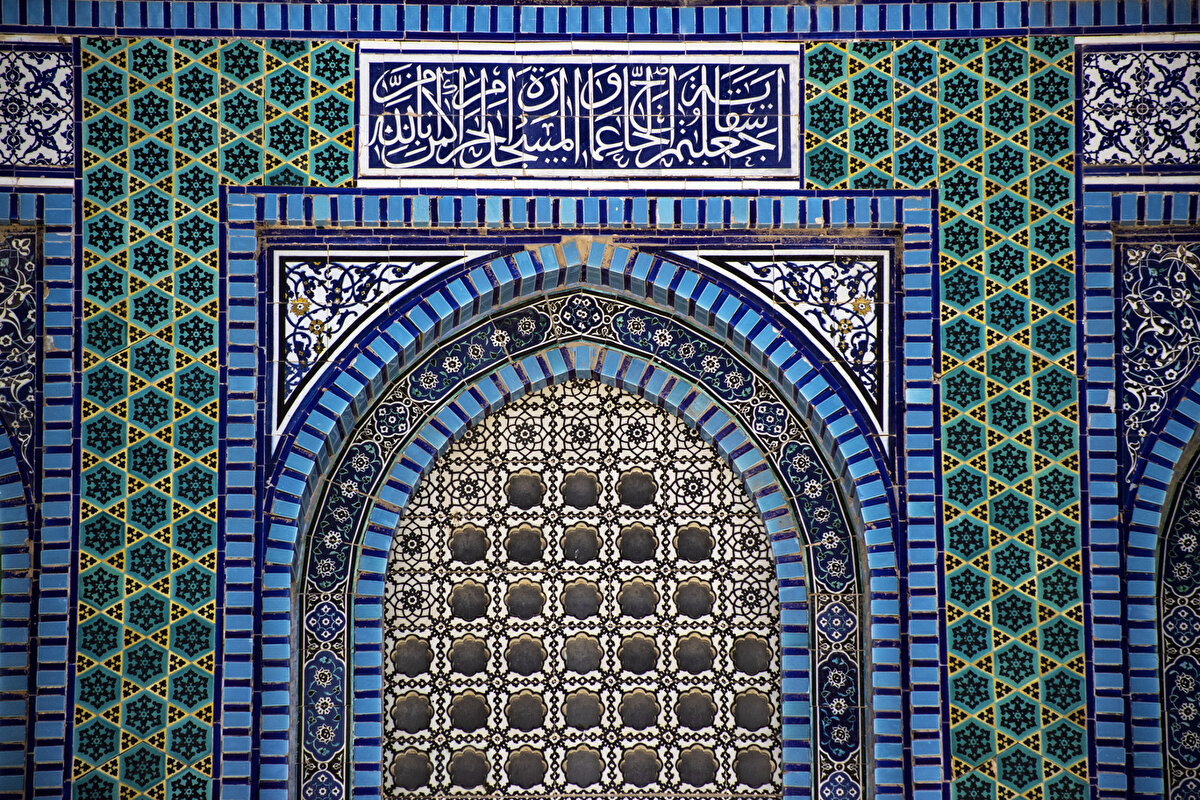 Haçlıların bu tahakkümü, 1187 yılında Salahaddîn Eyyûbi'nin Kudüs'ü fethetmesine kadar devam etti. Salahaddîn Eyyûbî, bu mermerleri ve kubbenin etrafındaki demir ızgaralar dışında Haçlılardan kalan her şeyi kaldırdı.