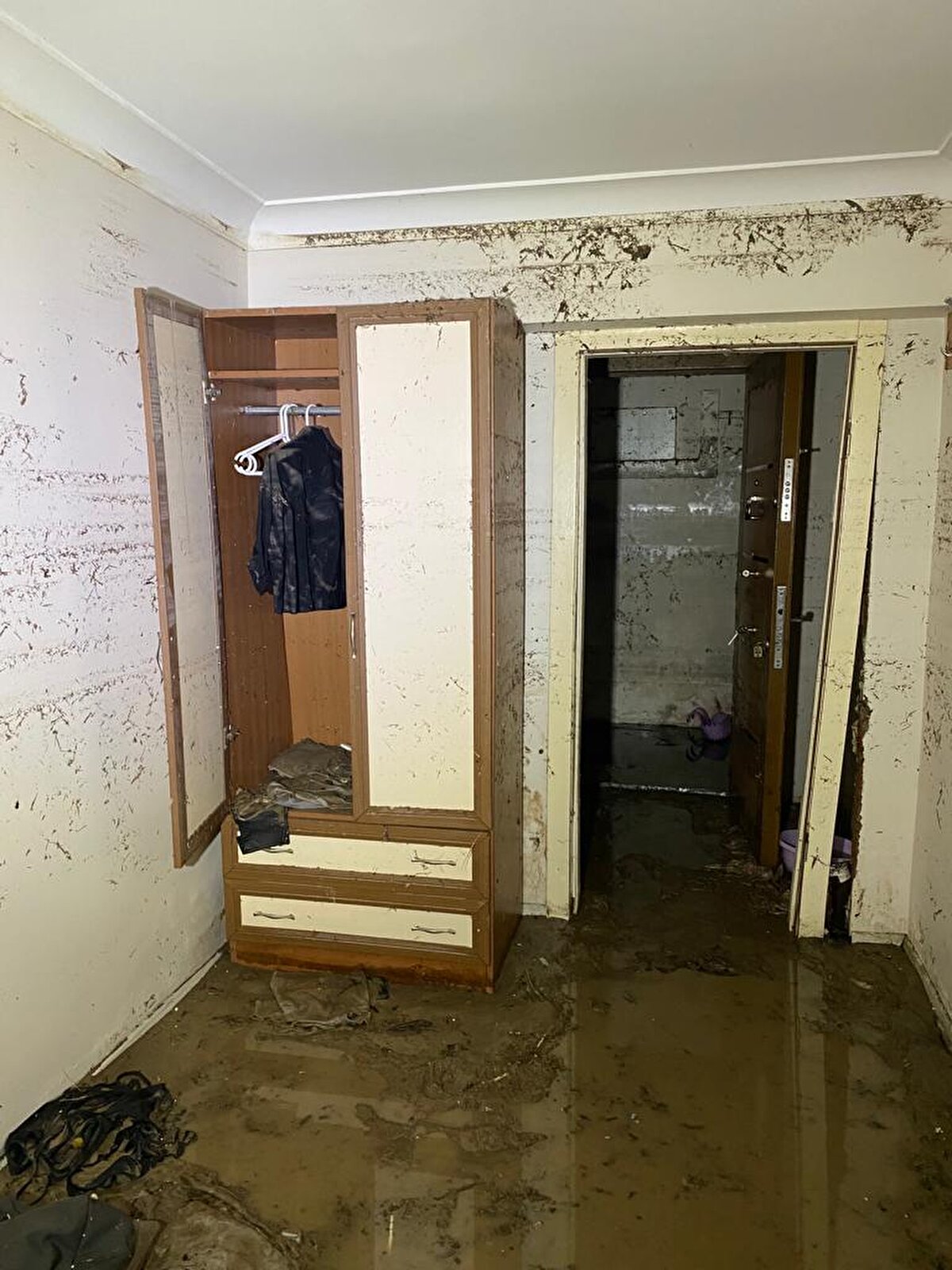 Öte yandan Busenur Doğanay'ın hayatını kaybettiği evin içi görüntülendi. Busenur'un mahsur kaldığı oda ve evin diğer bölümlerinin harabe hali, olayın boyutunu gözler önüne serdi. Su seviyesinin tavana kadar yükseldiği gözlendi.<br><br>