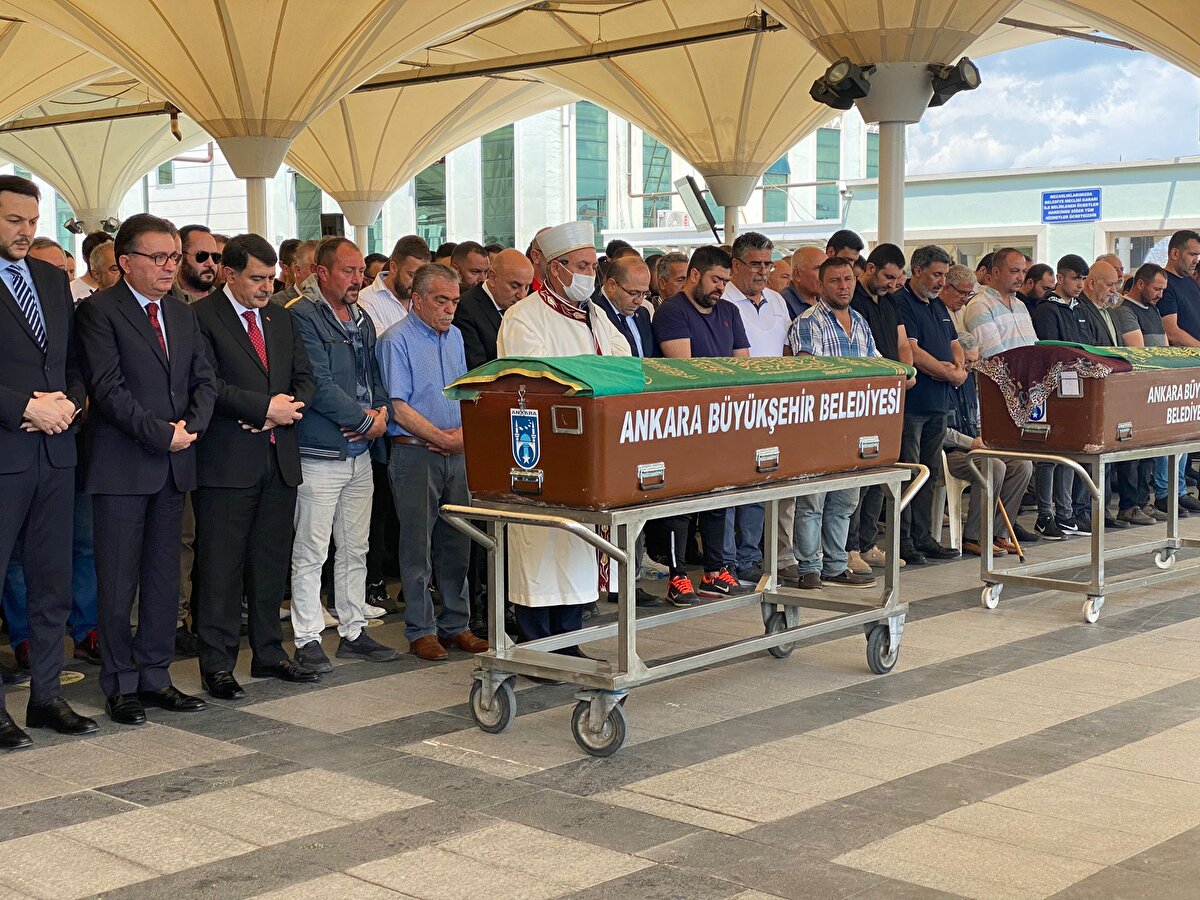 Keçiören'de dün akşam etkili olan sağanak sonrası meydana gelen selde Umut Apartmanı'nı da su bastı. 4 katlı binanın giriş ve alt katlarındaki daireler, suyla doldu. Eksi 1'inci katta annesi Figen Y. ile birlikte yaşayan Busenur Doğanay, suyla dolan evinde mahsur kaldı.<br><br>