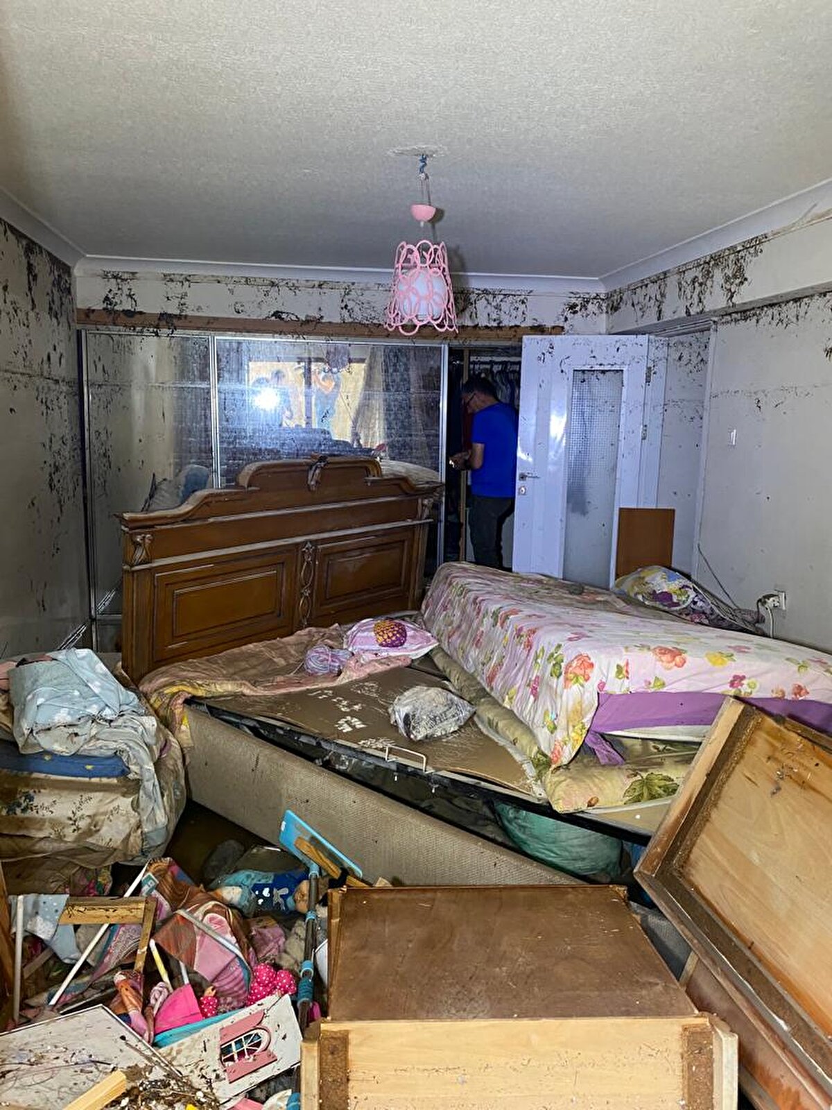 Görgü tanığı Filiz Ceylan, Busenur'u kurtarmak için çok çabaladıklarını anlatarak, "Koştuk, kapıyı açmaya çalıştık. Su seviyesi yarım metreydi; ama basınç yaptığı için kapılar açılmadı. Eğer su seviyesi öyle kalsaydı, kapı üstten kırılır çıkarılırdı. Bir anda su yükseldi, 1'inci kata çıktı. Biz de ne yapacağımızı bilemedik. Busenur'un yardım çığlıklarını duyduk. 'Sakin ol, biz buradayız' dedim ama o sadece 'Yardım edin' diye bağırıyordu. Kurtaramadık" diye konuştu.<br><br>