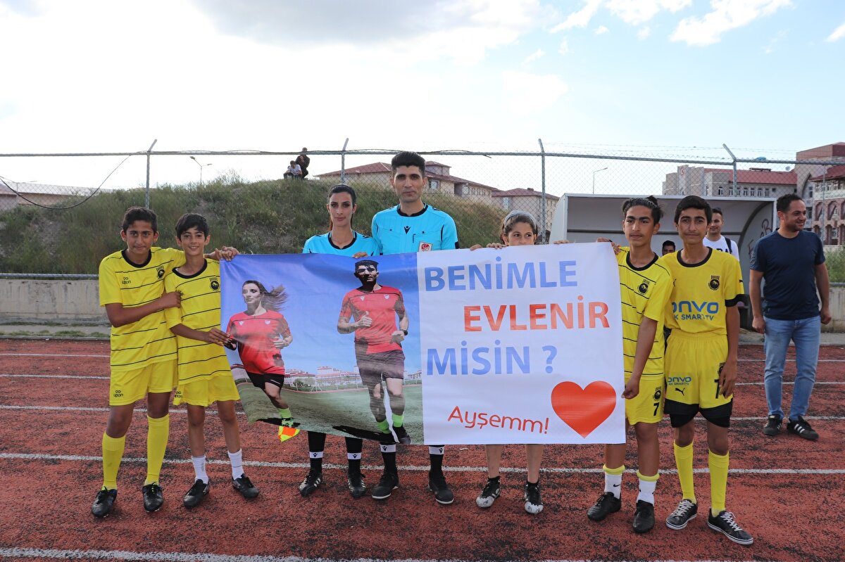 U-14 Ligi'ndeki final maçında, Ağrı'nın amatör kulüpleri Vefaspor ile İdman Yurduspor karşı karşıya geldi. Maçı hakem Recep Gündüz yönetti, hakem yardımcıları ise Ayşe Polat ile Muhammed Aksoy oldu.<br><br>
