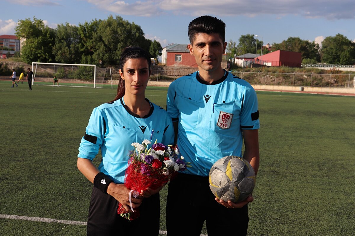 Öte yandan sürpriz evlilik teklifi ile renklenen final maçı Vefaspor'u 4-1'lik skorla mağlup eden İdman Yurduspor kazandı. Böylece İdman Yurduspor, Ağrı U-14 Ligi'ni şampiyonu oldu.<br><br>