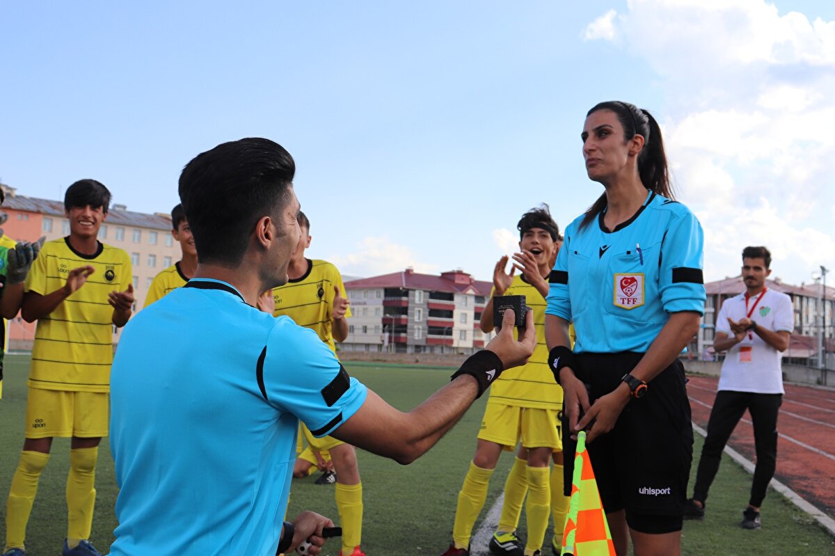 "YEŞİL SAHALARDA TANIŞTIK"<br>Devre arasında konuşan Recep Gündüz, "4 yıl önce üniversitede yeşil sahalarda tanıştık. Bugün de bu tanışmayı yine yeşil sahada, ebediyen mutluluğa bağlamak için böyle bir şey yaptık. İki takımın hocaları ve futbolcuları da bizlere yardımcı oldu. Biraz heyecanlandım ama çok şaşırdım. Çok mutluyum. İki takımın hocalarının haberi vardı, İl Hakem Kurulu Başkanı'mızın da haberi vardı. Kısaca kız arkadaşımın dışında herkesin haberi vardı. Kendisi de teklifimi kabul etti. Bu yüzden çok mutluyuz" dedi.