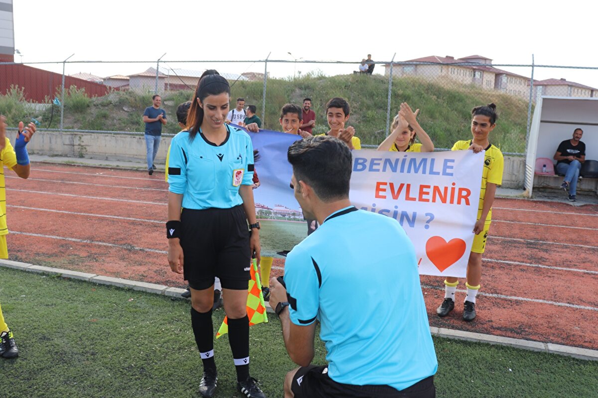 "ÇOK HEYECANLANDIM"<br>İlk maçının Recep Gündüz yönetiminde olduğunu ifade eden Ayşe Polat da ,"O maçta da yardımcı hakemdim. Açıkçası bunu hiç beklemiyordum. Çok şaşırdım, arkama döndüm ve pankartı ilk görünce okuyamadım. İkinci defa baktığımda fark ettim. Önce hocaya kart verecek diye geldiğini düşündüm. Meğer evlenme teklif etmeye geliyormuş. Çok heyecanlandım ve mutluyum" diye konuştu.