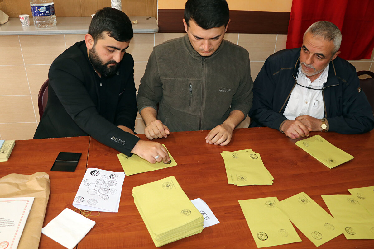 Dodurga İlkokulu, belde yemekhanesi ve sağlıkevinde kurulan 6 sandıkta 1411 seçmen oy kullanıyor.<br>