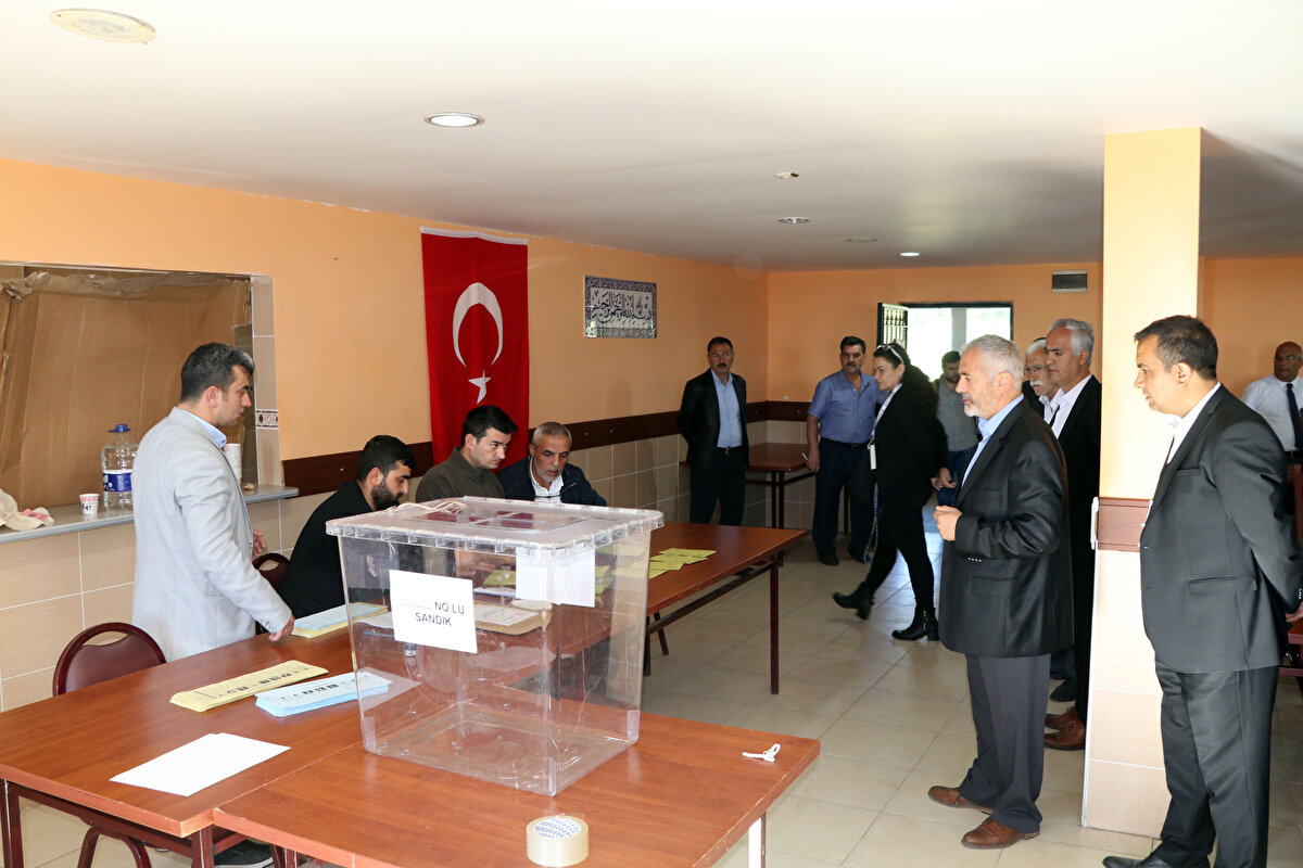 Seçmenler, saat 08.00'den itibaren sandık başına giderek oy kullanmaya başladı.<br><br>