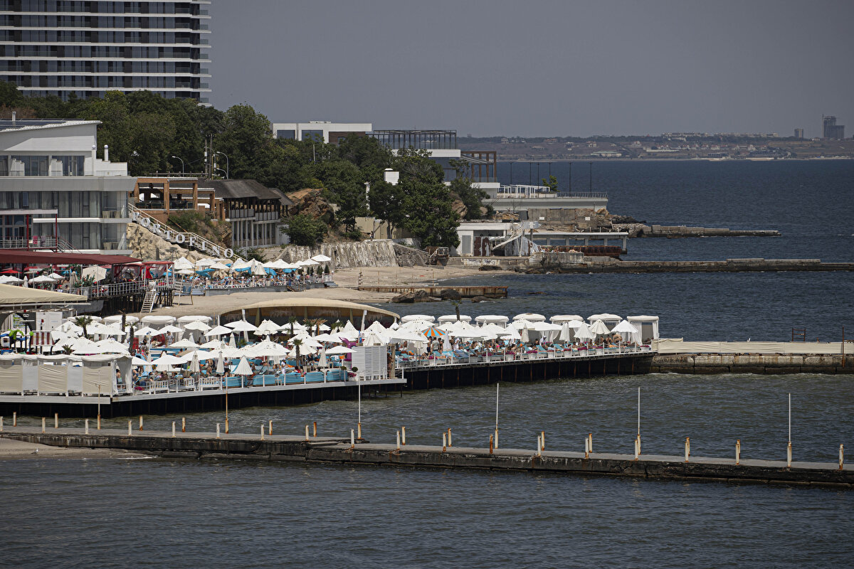 <br>Gumenyuk, Rus denizaltıların kıyıya tehlikeli bir mesafede bulunduklarını iddia ederek Rus gemilerinden fırlatılan füzelerin Ukrayna'nın şehirlerine isabet ettiğini söyledi.