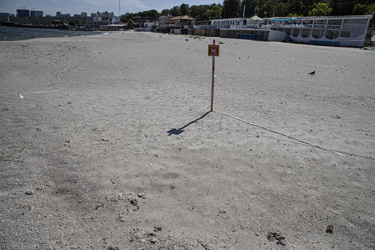 Bölgeye ait Yılan Adası'nın düzenlenen operasyon sonucu tekrar Ukrayna güçlerinin kontrolüne geçtiğine ama savaşın sürmesi nedeniyle yine de herkesin dikkatli olması ve güvenlik uyarılarına uyması gerektiğine işaret eden Gumenyuk, şunları kaydetti: