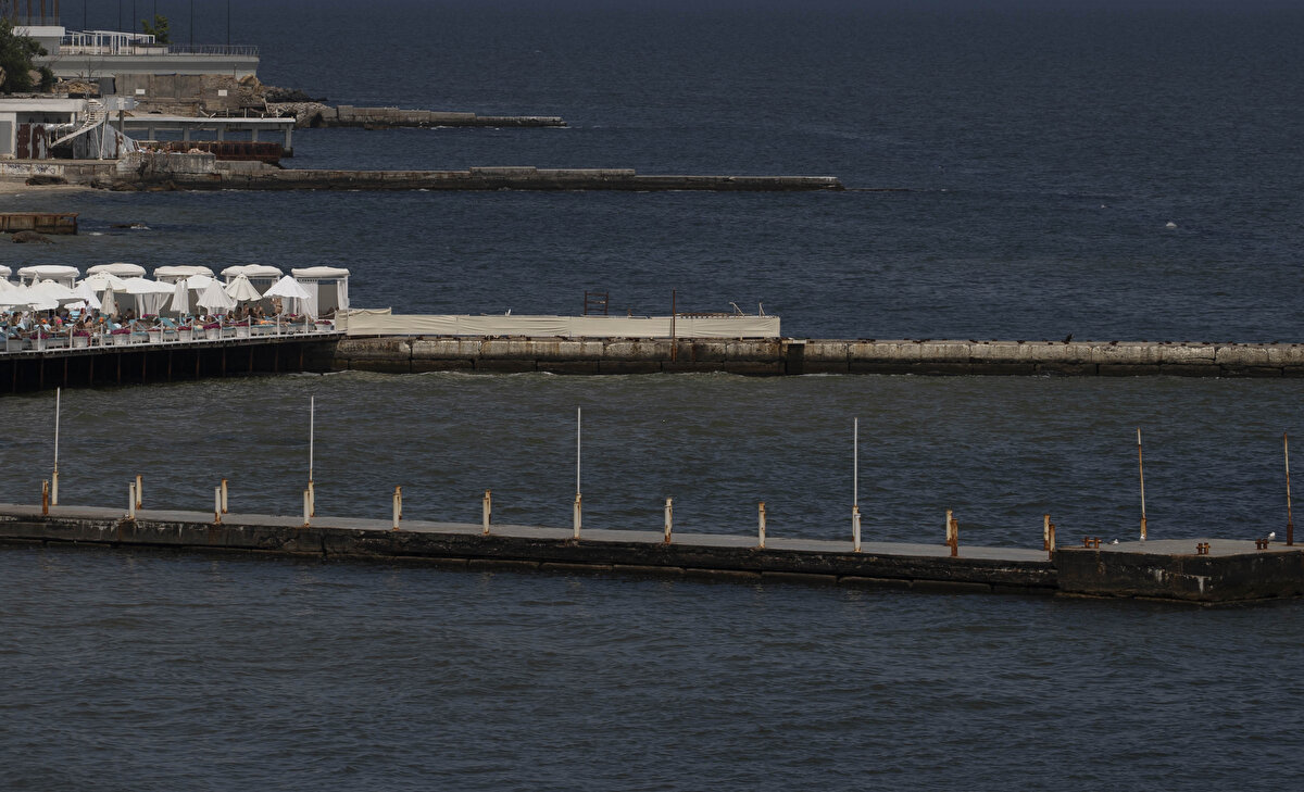"Denize mayınları Ruslar bıraktı"<br><br>Gumenyuk, Odessa bölgesindeki deniz mayınları tehlikesinin bugüne kadar sürdüğüne işaret ederek "Mayınlar mart ayından beri denizde. Karadeniz'e bu mayınları Rusya döşedi." şeklinde konuştu. Gumenyuk, Ukrayna tarafının bölgede sadece denizden karaya askerlerin çıkarılmasının mümkün olabileceği yerlere mayın döşediğini vurguladı.
