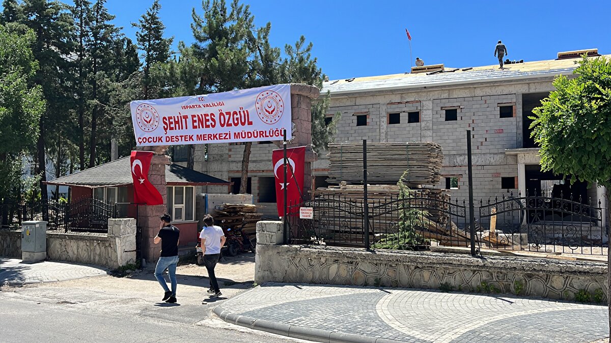 Yetiştiği yurda şehidin adı verildi<br><br>Şehidin vasiyetinin ortaya çıkmasınan ardından Şehit Özgül’ün yetiştiği Isparta Çocuk Destek Merkezinin ismi Aile Bakanı Derya Yanık’ın talimatıyla 'Isparta Şehit Enes Özgül Çocuk Destek Merkezi' olarak değiştirildi.