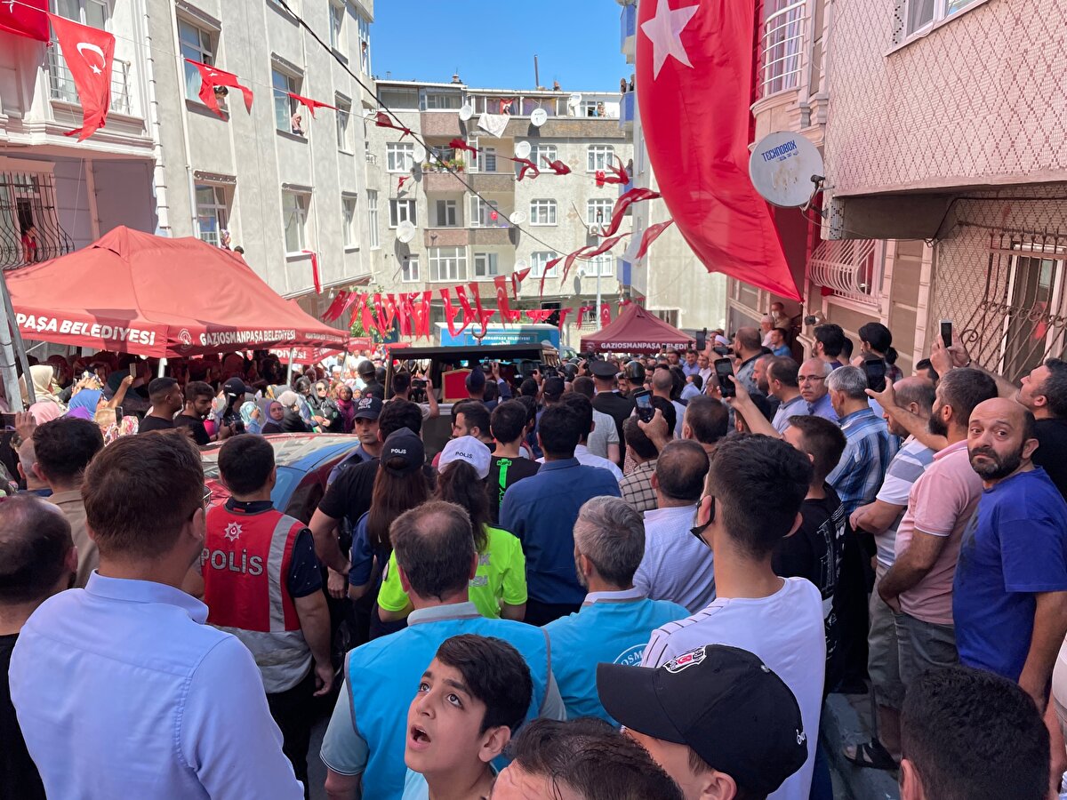 Şehit yakınları, şehidin Türk Bayrağı’na sarılı naaşı başında gözyaşları döktü.