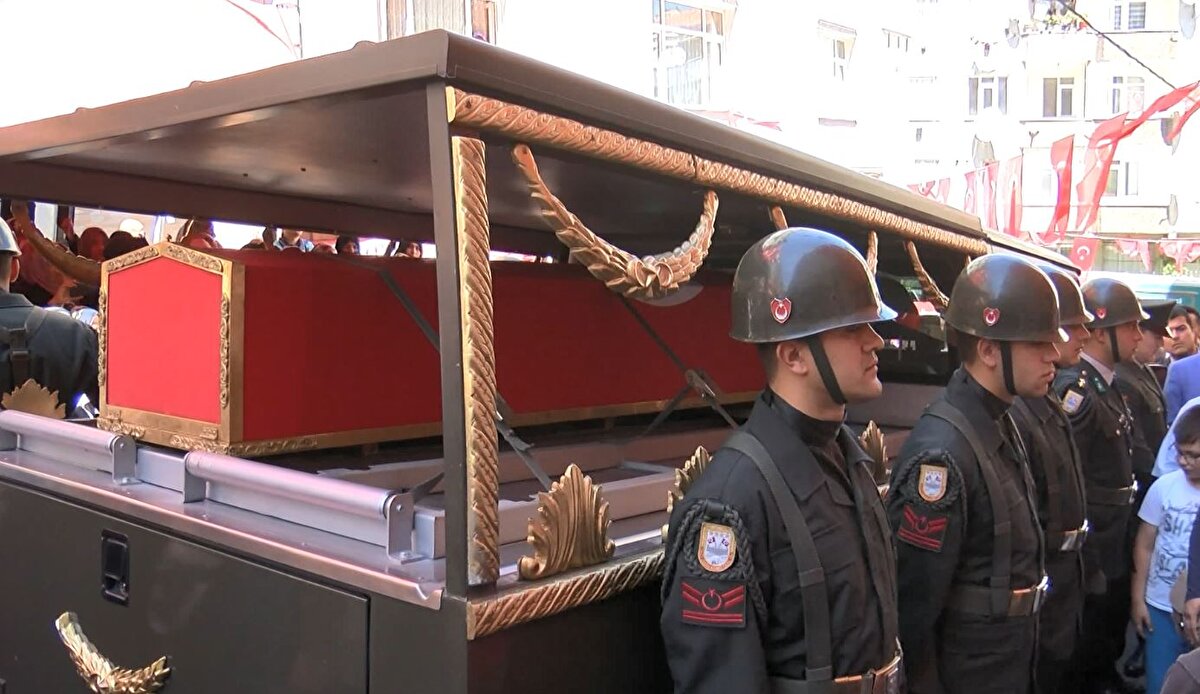 Isparta Yetiştirme Yurdu'ndan ayrıldıktan sonra vatan sevdası için göreve başlayan Özgül'ün yetiştirme yurdundan bir arkadaşına göreve gitmeden önce attığı mesaj tüyleri diken diken etti.<br><br>