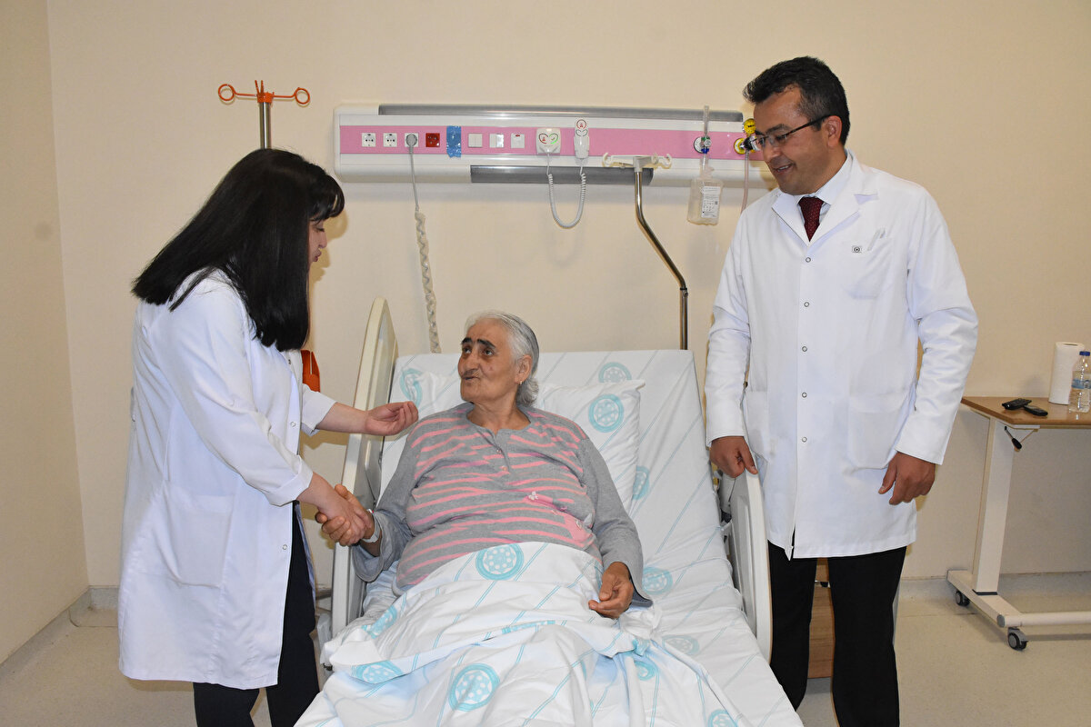 'YILDA BİR MUAYENE OLUNMALI'<br>Bu tarz kitlelerin karın içerisinde tolere edilebildiğini, semptom göstermediği için de devasa boyutlara ulaşabildiğini anlatan Doç. Dr. Karakuş, "Bu nedenle hastalarımıza hiçbir şikayetleri olmasa dahi yılda bir kere kadın-doğum doktoruna gidip, muayene olmalarını öneriyoruz. Yumurtalıktan kaynaklanan kitleler, semptom verdiğinde bazen geç kalınmış oluyor. Geç kalmama adına bütün hastalarımıza bu kontrolleri öneriyoruz. Hastamıza daha önce gittiği yerlerde gaz şikayeti olduğunu ve bağırsakların bu nedenle genişlediğini söylemişler. Hasta ayrıca kilo aldığını düşünüyor. Bu sorunları maalesef ki yaşlılığa yorumlamışlar. Bizler sorunu tespit edip, başarılı bir şekilde kitleyi aldık" diye konuştu.