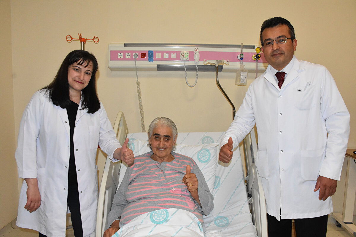 'AMELİYATTAN SONRA GENÇLEŞTİM'<br>Operasyonun ardından çok rahatladığını söyleyen Türkan Karademir de "3 yıldır ağrı çekiyordum. Daha önce gittiğim hastanede gaz sıkışması ile yaşlılıktan olduğunu söylediler. Yemek yemekte, nefes almakta, eğilip kalkmakta zorluk çekiyordum. Sancılandım ve Divriği ilçesindeki hastaneye gittim. Daha sonra Sivas Cumhuriyet Üniversitesi Hastanesi'ne getirildim. Sonra Savaş ile Dilay hocalar, ameliyatımı yaptı. Onlara kurban olurum. Çok fazla ağrım olmadı ve ameliyattan sonra gençleştim" dedi.