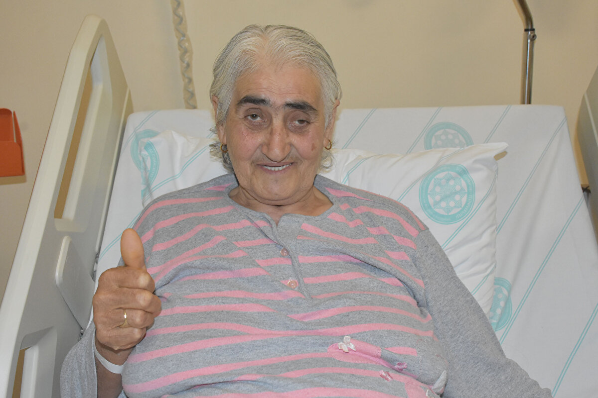 Divriği ilçesinde son 3 yıldır karın ve bel ağrısı çeken Türkan Karademir, birçok kez hastaneye başvurdu. 4 çocuk annesi Karademir'e, gaz sıkışması, yaşlılık veya kilo aldığı için ağrılarının olabileceği söylendi, net bir teşhis konmadı. Hem ağrıları şiddetlenen hem nefes darlığı çeken Karademir, 10 gün önce Divriği Sadık Özgür Devlet Hastanesi'ne getirildi. Burada Sivas Cumhuriyet Üniversitesi (SCÜ) Sağlık Hizmetleri Uygulama ve Araştırma Hastanesi'ne sevk edilen Karademir'e, bazı tetkikler yapıldı. <br>