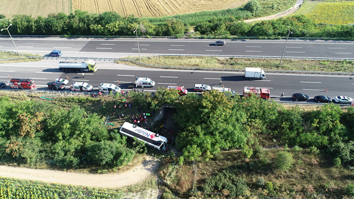 Vali Ekici, Edirne'den Bodrum'a giden yolcu otobüsünün şarampole devrildiğini, kazada 1'i çocuk 6 kişinin yaşamını yitirdiğini, 25 kişinin de yaralandığını ifade etti.<br><br>