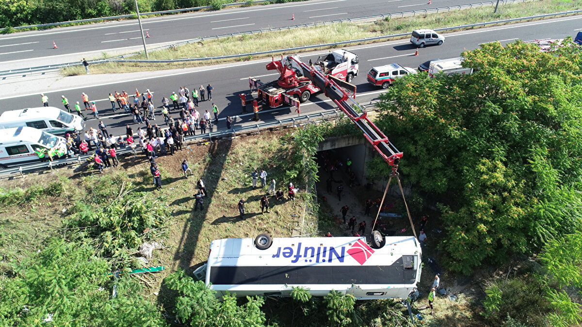 Çok sayıda yaralı hastaneye kaldırıldı.<br><br>Kırklareli Valisi Birol Ekici, olay yerine gelerek bilgi aldı.