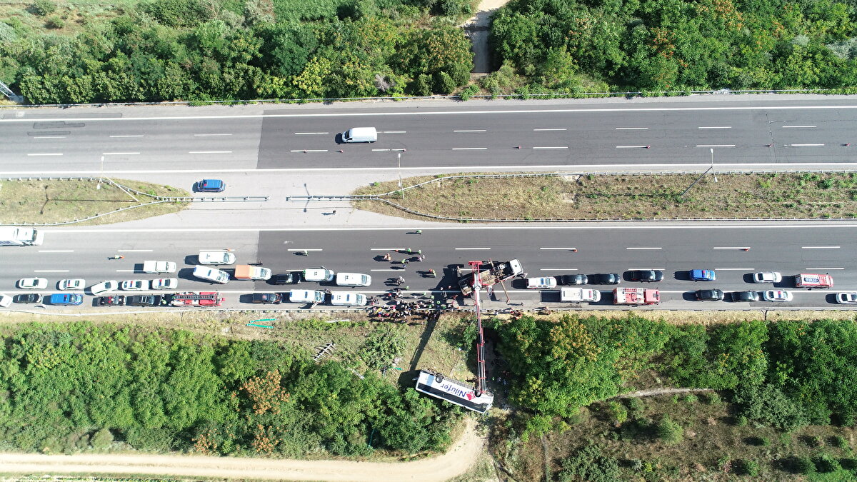 Nilüfer Turizm firmasına ait İbrahim Güner idaresindeki 16 ABE 743 plakalı otobüs, ilçe çıkışında şarampole devrildi.<br>