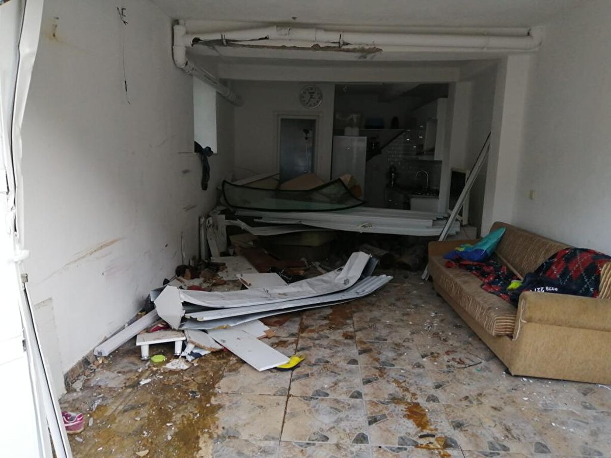  Evin plastik doğramalarını kırarak içeri giren minibüsteki 10 tarım işçisi hafif yaralandı. Yaralılar, ihbar üzerine kaza yerine sevk edilen ambulanslarla Bartın Devlet Hastanesi'ne kaldırdı.<br><br>Ev sahibinin il dışında bulunduğu öğrenilirken, kazayla ilgili soruşturma başlatıldı.